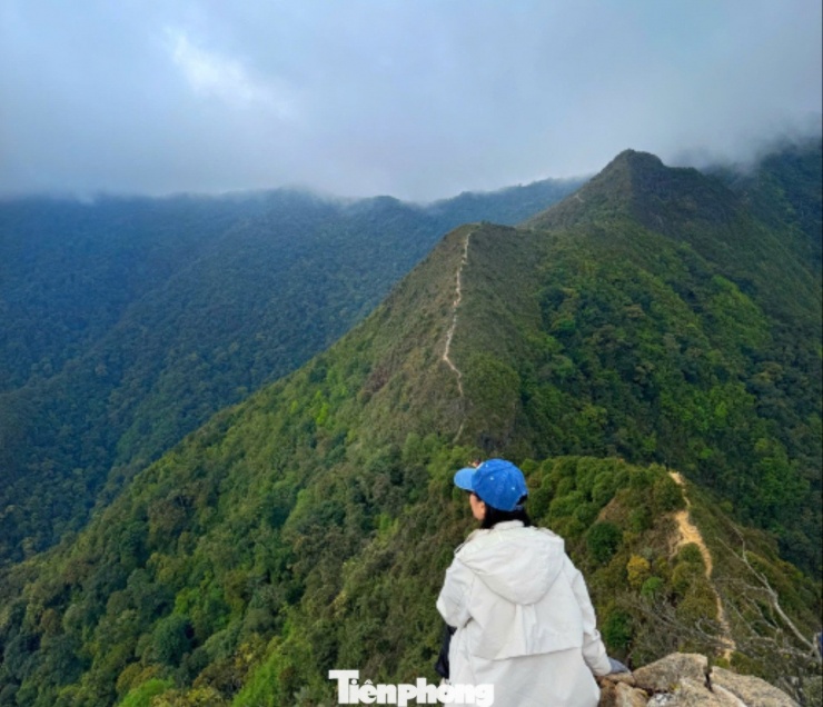 Con đường được người dân gọi sống lưng khủng long ở Tà Xùa.