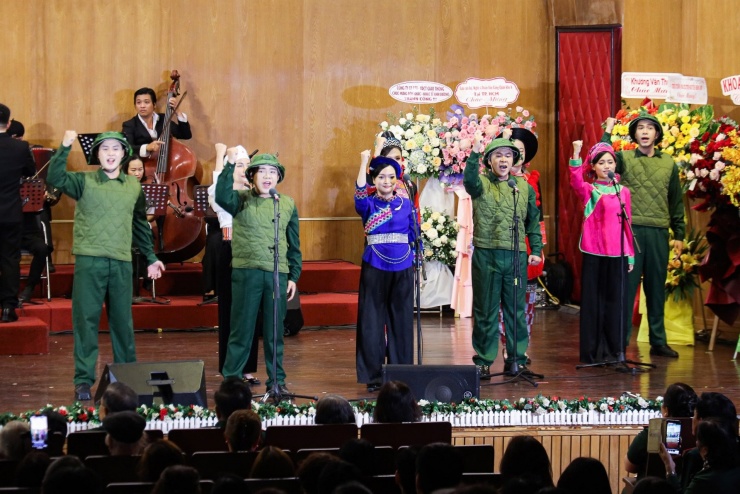 Nhóm ca Dấu Ấn và Sinh viên Khoa Âm nhạc - Điện ảnh Đại học Nguyễn Tất Thành hòa giọng trong ca khúc "Âm vang Điện Biên". 