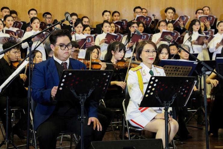 NSƯT Thu Giang và Phạm Tuấn Anh biểu diễn chính trong phần tổ khúc hợp xướng với dàn nhạc giao hưởng "Ơn nước nhớ người". 