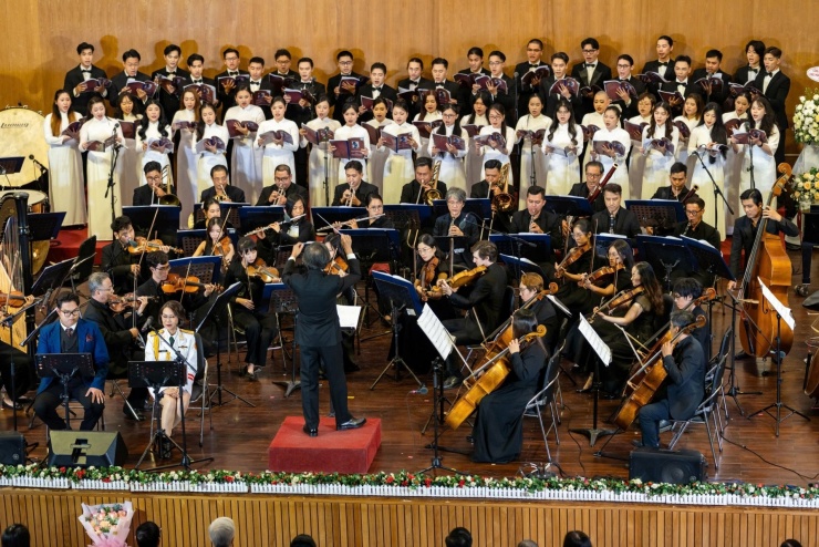 Bản tổ khúc gồm 4 chương, được nhạc sĩ Ánh Dương sáng tác giai đoạn cuối đời. Đây như một lời tri ân trang trọng gửi tới người nhạc sĩ đã dành trọn đời cho cách mạng và nghệ thuật. 