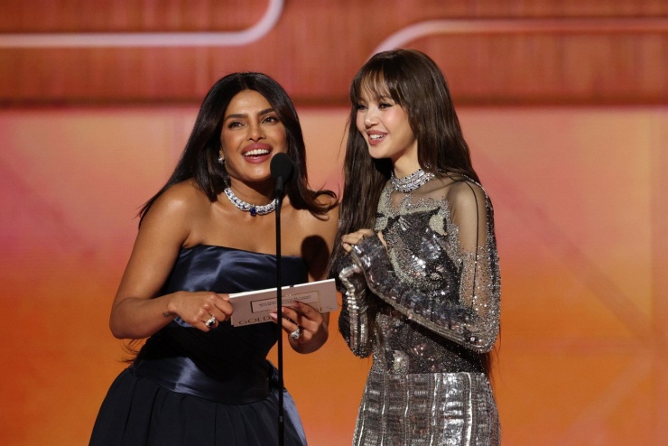 Lisa và Priyanka Chopra cùng trao giải Quả Cầu Vàng 2026. Cả hai đã trở nên thân thiết trước đó khi cùng là Đại sứ toàn cầu của BVLGARI.