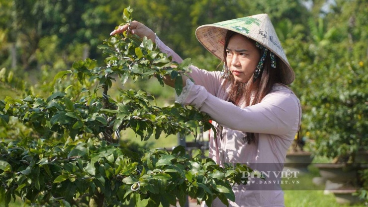 Chị Cao Thị Thùy Trang, phường Thới An Đông, TP Cần Thơ livestream bán mai vàng bonsai vào những buổi tối. Ảnh: H.X