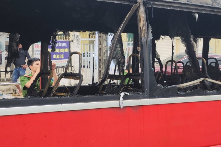 Xe đưa rước công nhân bị cháy rụi. Ảnh: A.X