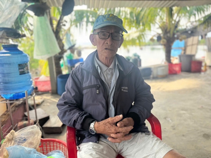 Cụ Lê Văn Phấn (SN 1946, khu phố Phú Mỹ, phường Sông Cầu chia sẻ: "Mình là dân biển, sóng gió có lớn mấy cũng không bẻ gãy được cái ý chí muốn giữ lấy cái nghề cha ông để lại".