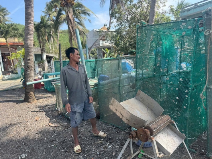 Những lồng nuôi tôm bị sóng đánh méo mó, rách toạc lưới được ngư dân gom về gia cố, chuẩn bị vụ nuôi mới.