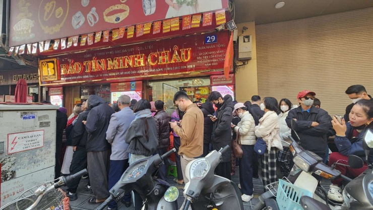 Hàng loạt người dân xếp hàng từ sớm để mua vàng trong ngày giá vàng nhẫn tiếp tục tăng. Ảnh: Thái Nguyễn