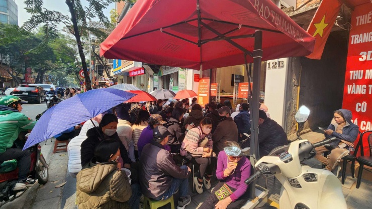 Đông đảo người mua vàng vẫn xếp hàng trước vài tiếng đồng hồ tại cửa hàng Bảo Tín Mạnh Hải trên phố Trần Nhân Tông. Ảnh: Thái Nguyễn
