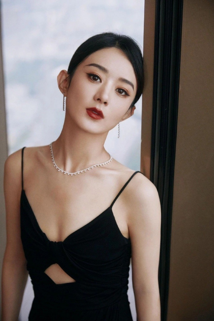 Triệu Lệ Dĩnh bị cảnh cáo khi nổi điên, chửi thề trên mạng xã hội.