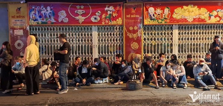 Người dân xếp hàng chờ mua vàng lúc 5h30 sáng ngày 13/1. Ảnh: T.C