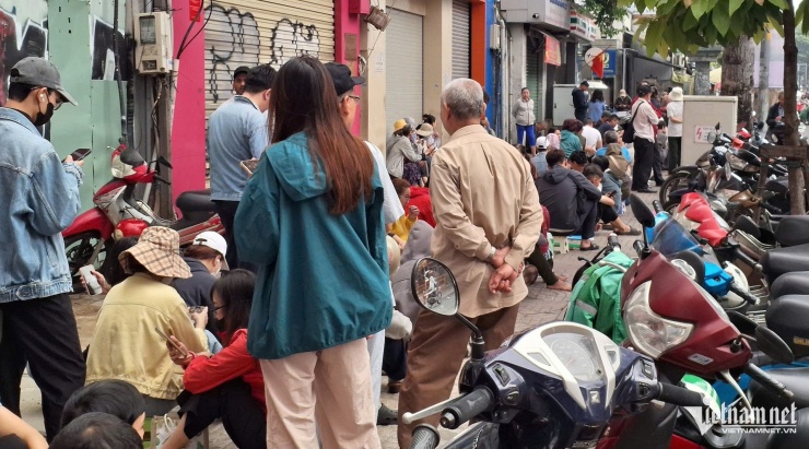 Xếp hàng chờ mua vàng tại trụ sở SJC trên đường Nguyễn Thị Minh Khai sáng 13/1. Ảnh: T.C