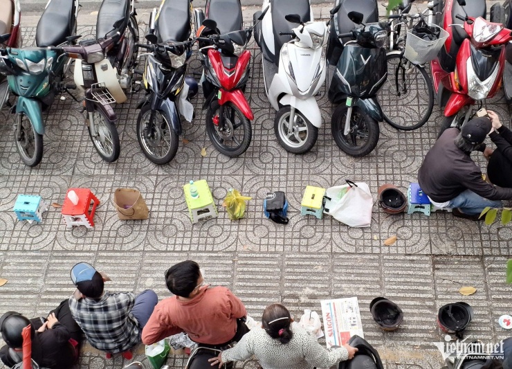 Người dân dùng mũ bảo hiểm, ghế nhựa, túi xách để giữ chỗ chờ mua vàng. (Ảnh: T.C)
