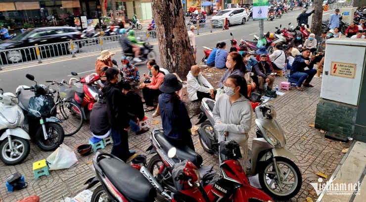 Nhiều người tới xếp hàng mua vàng từ khoảng 4h sáng và chờ đến khi cửa hàng mở cửa lúc 8h30.