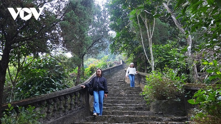 Đi thêm khoảng 1km qua những tán rừng rậm rạp, đôi chỗ khó đi, du khách sẽ tới chùa động Tuyết Sơn.