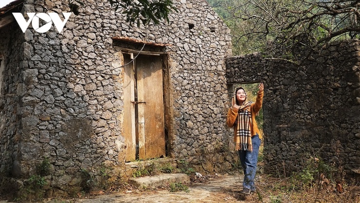 Trên cung đường trekking, du khách sẽ bắt gặp rất nhiều điểm check-in lý tưởng với không gian cổ kính.