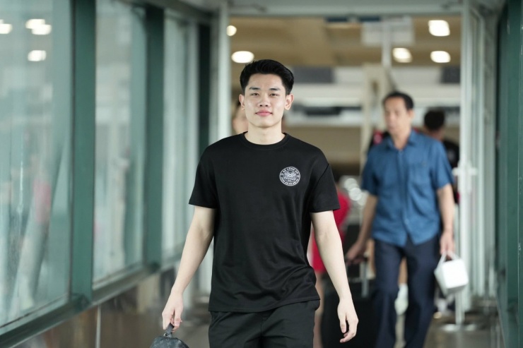 Anh thích áo thun đen hoặc trắng, kết hợp quần và giày năng động.