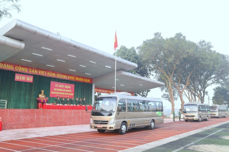 Các phương tiện xuất quân đi khảo sát tuyến đường thực hiện nhiệm vụ đưa, đón đại biểu dự Đại hội.