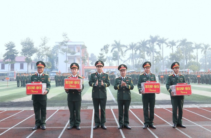 Lãnh đạo Cục Xe máy - Vận tải trao quà động viên các lực lượng tham gia thực hiện nhiệm vụ đưa, đón đại biểu dự Đại hội.