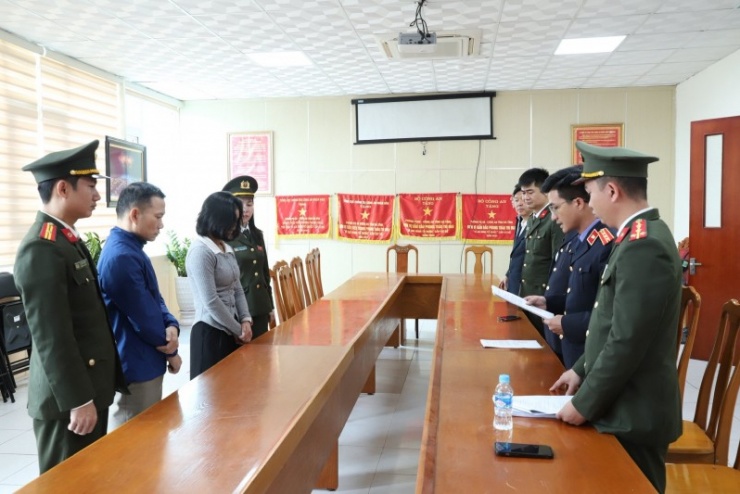 Cơ quan chức năng tống đạt các quyết định khởi tố, bắt tạm giam các đối tượng trong vụ án.