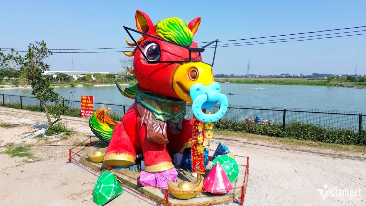 Linh vật "Ngựa vui vẻ" dễ thương với màu da đỏ rực, tượng trưng cho sự may mắn đầu năm