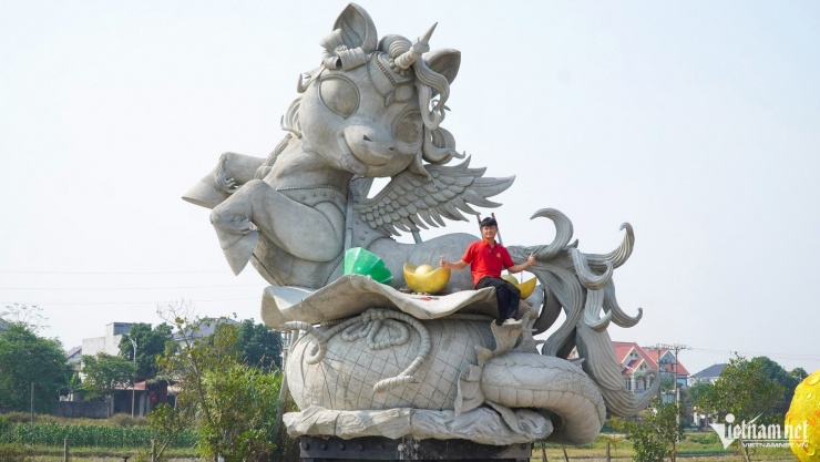 Linh vật "Ngựa vui vẻ" đang được anh Bùi Văn Quân hoàn thiện những công đoạn cuối cùng