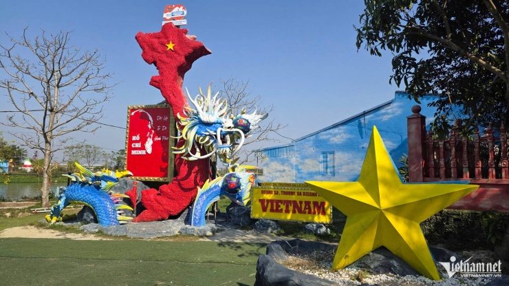 Tác phẩm 50 năm Ngày Giải phóng miền Nam, thống nhất đất nước của Bùi Văn Quân được trưng bày tại khu vườn Hạnh Phúc của anh