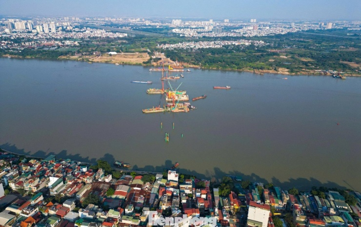 Sau 3 tháng khởi công, nhà thầu thi công cầu Trần Hưng Đạo đang dồn lực thi công các hạng mục, đặc biệt là các trụ giữa sông.