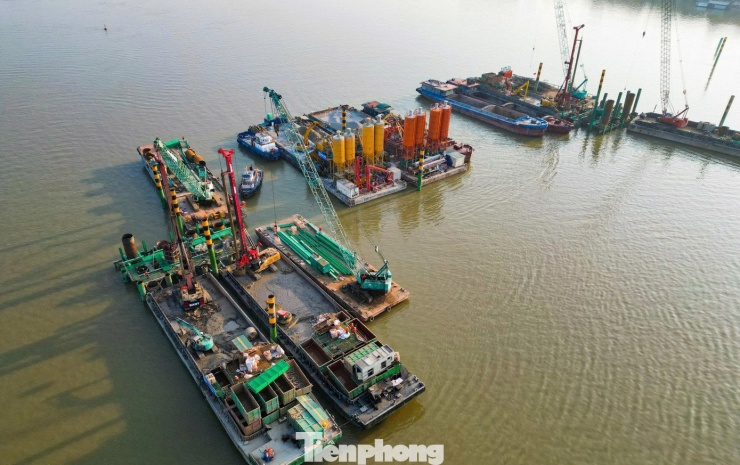 Các nhà thầu đang tích cực triển khai nhân lực, máy móc để chuẩn bị thực hiện các hạng mục như dầm, khoan cọc nhồi ở các trụ giữa sông.