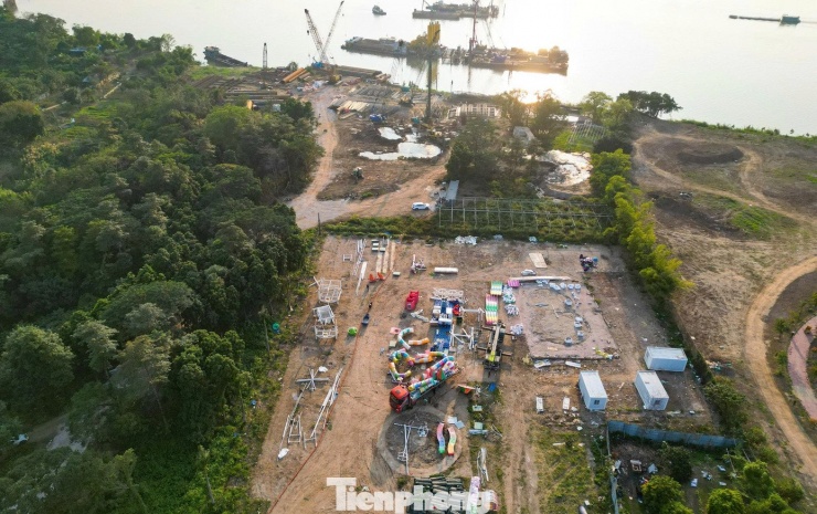 Cầu Trần Hưng Đạo có chiều dài 4,18 km, điểm đầu tại ngã 5 Trần Hưng Đạo - Trần Thánh Tông, phường Hoàn Kiếm, điểm cuối nối với phố Nguyễn Sơn, phường Long Biên.