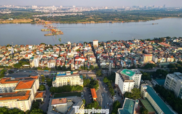 Cây cầu dự kiến hoàn thành năm 2027, không chỉ giảm tải cho khu vực lõi nội đô mà còn mang tính biểu tượng bởi kiến trúc và phương án chiếu sáng độc đáo.