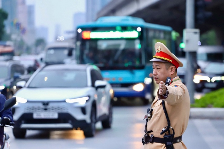 Lực lượng CSGT Hà Nội phân luồng giao thông.