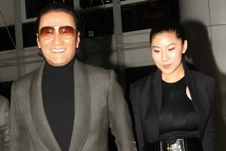 Cuộc tình 'đũa lệch' của bố Tạ Đình Phong và bạn gái kém 49 tuổi