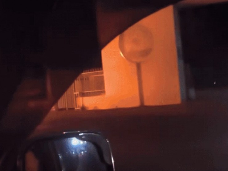 Ô tô 29 chỗ bất ngờ bốc cháy dữ dội trước cổng trường