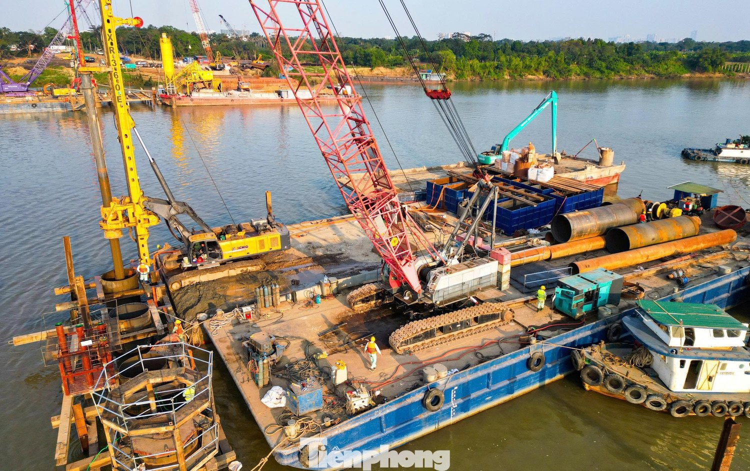 Thời điểm hiện tại trên tổng số 5 trụ giữa sông và 2 trụ trên bờ, có 4 trụ giữa sông đang được nhà thầu thi công cọc khoan nhồi. Máy móc và công nhân hoạt động hết tốc lực đảm bảo dự án hoàn thành đúng tiến độ.