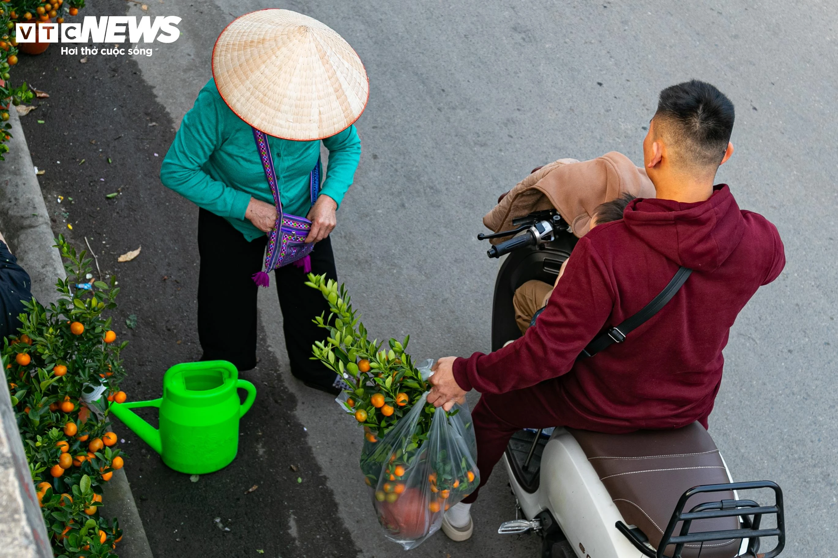 Nhiều khách tỏ ra thích thú khi sớm mang hương vị Tết về nhà.