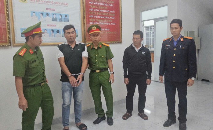 Cơ quan điều tra khởi tố, bắt tạm giam đối với Trần Văn Hội (thứ hai, trái qua)