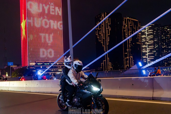 Thời gian gần đây, khu vực cầu Ba Son và trung tâm TPHCM trở thành "phim trường" nhộn nhịp vào mỗi tối với xu hướng quay phim cùng mô tô phân khối lớn.