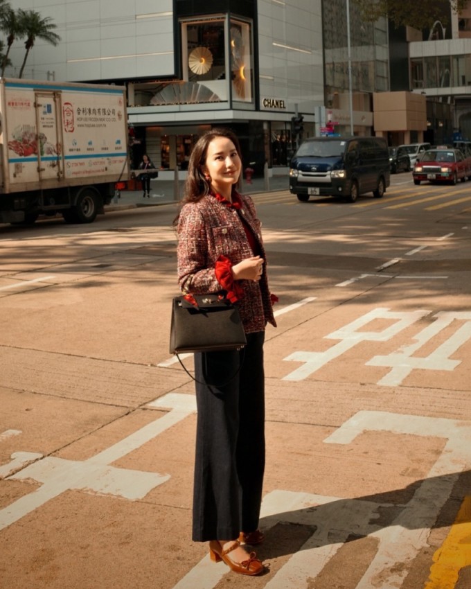 'Nàng dâu hào môn' khoe phong cách cùng chiếc túi xách Hermes xa xỉ.