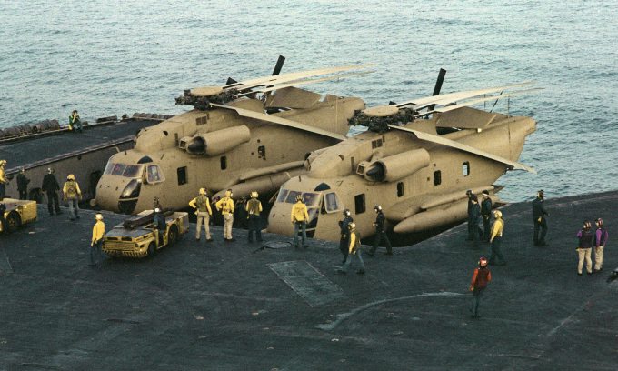 Trực thăng RH-53D trên tàu sân bay Nimitz ở Biển Arab ngày 24/4/1980. Ảnh: BQP Mỹ