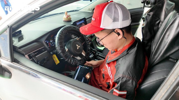 Quá trình kiểm tra hệ thống điện. (Ảnh: Kỳ Anh)