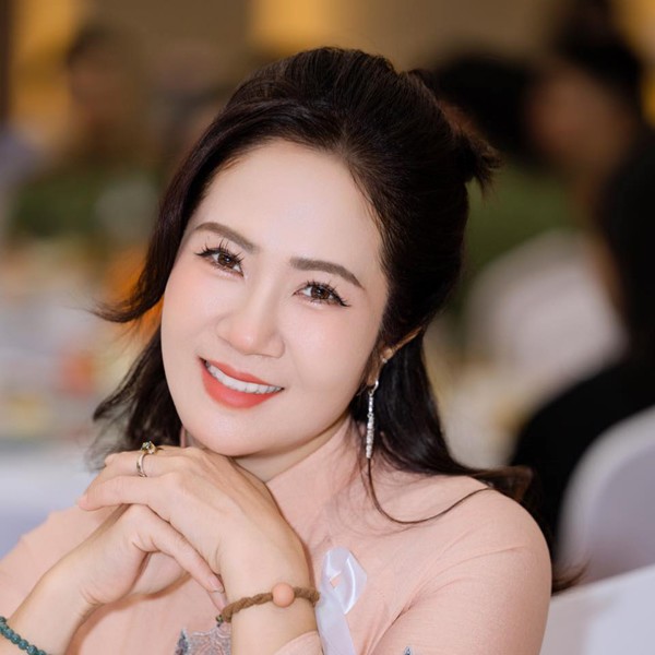 Ngoài ra, việc thường xuyên giảng dạy cho các bạn trẻ cũng khiến nữ nghệ sĩ gạo cội thêm trẻ đẹp.