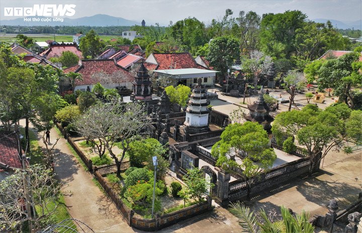 Đến năm 1683, dưới niên hiệu Chánh Hòa của triều Lê, công trình hoàn thành và được đặt tên là “Thập Tháp Di Đà tự”. Sau đó, chúa Nguyễn Phúc Tần ban sắc phong “Sắc tứ Thập Tháp Di Đà tự", là một trong những quốc tự đầu tiên ở Đàng Trong, đặt nền móng cho sự phát triển của đạo Phật tại miền Trung suốt nhiều thế kỷ.