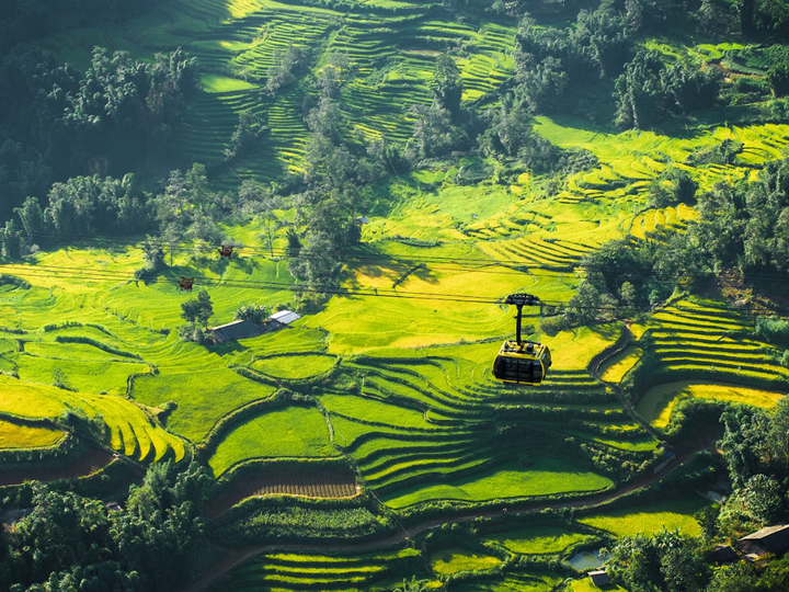 Cáp treo Fansipan đưa du khách qua khung cảnh thiên nhiên ngoạn mục của Sa Pa (Ảnh: Bảo Long)