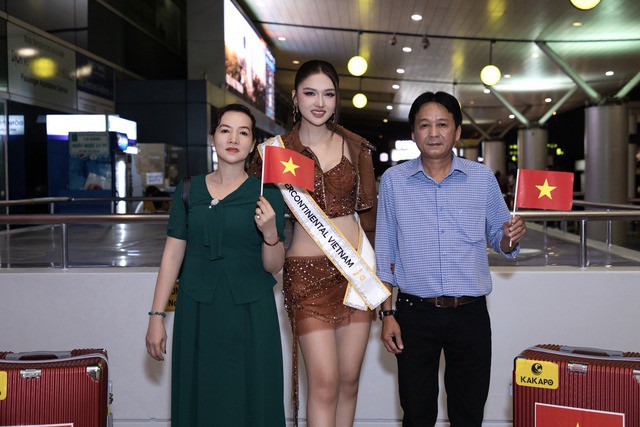 Bố mẹ Á hậu Thu Ngân cũng có mặt tại sân bay tiễn con gái lên đường "chinh chiến" quốc tế. Đây là lần hiếm hoi bố mẹ Á hậu quê Cà Mau xuất hiện trước công chúng.