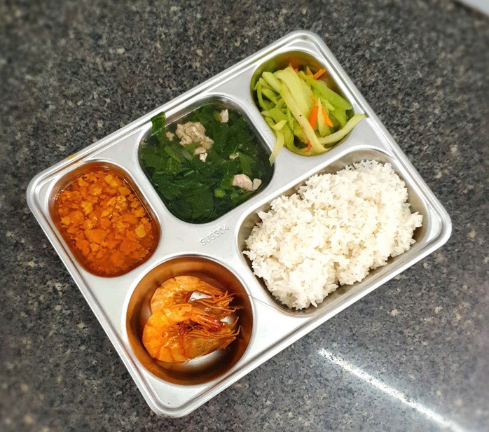 Suất cơm được phụ huynh phản ánh vào cuối tháng 12-2025.