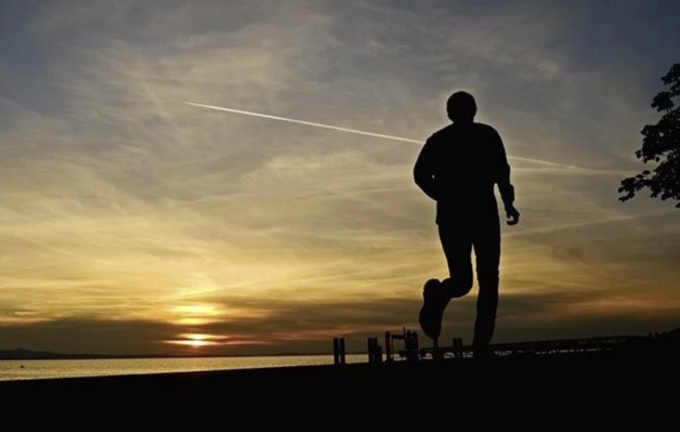 Tập thể dục buổi sáng tiềm ẩn nhiều nguy hiểm, cần thận trọng. Ảnh minh họa: Men's Health.