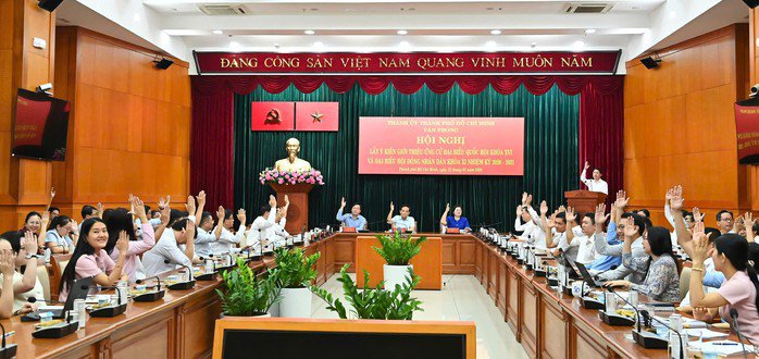 Cử tri biểu quyết nhất trí với danh sách người được giới thiệu ứng cử. Ảnh: VIỆT DŨNG