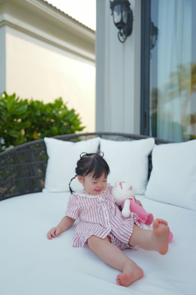 Trang phục rộng, chất liệu thân thiện là lựa chọn của Mỹ Linh dành cho con.