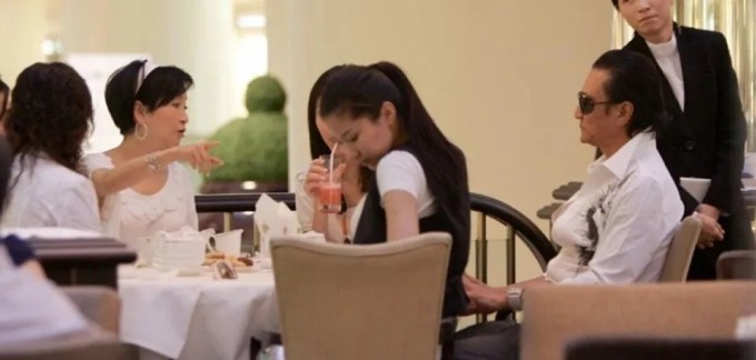 Coco ăn cùng gia đình ông Tạ Hiền. Ảnh: Weibo