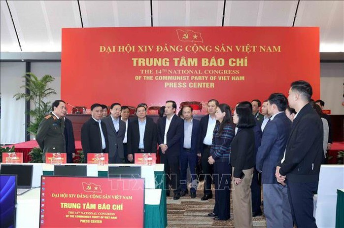 Thường trực Ban Bí thư Trần Cẩm Tú kiểm tra Trung tâm Báo chí Đại hội XIV. Ảnh: TTXVN