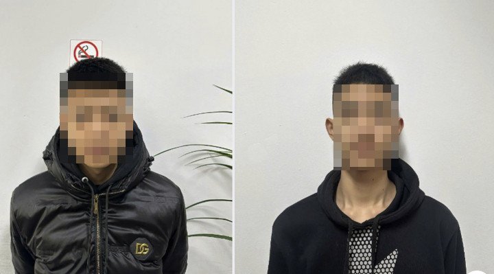 Hai thiếu niên Vũ Gia B. và Triệu Việt V. tại cơ quan công an.